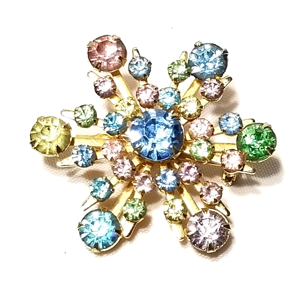 GOLD TONE SNOWFLAKE PIN/BROOCH